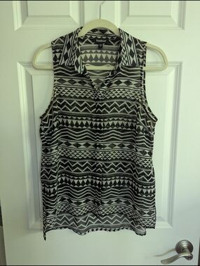bebe Black & White Geometric Sleeveless Blouse